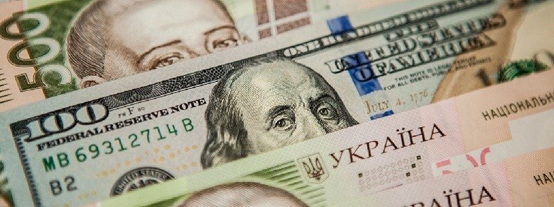 Доллар падает, а евро катится: Нацбанк установил новый курс валют