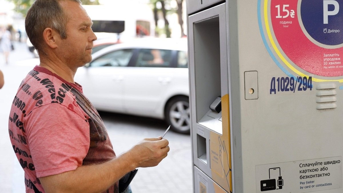 Сколько Днепр, Киев и другие города Украины собирают с парковок и сколько там платят водители