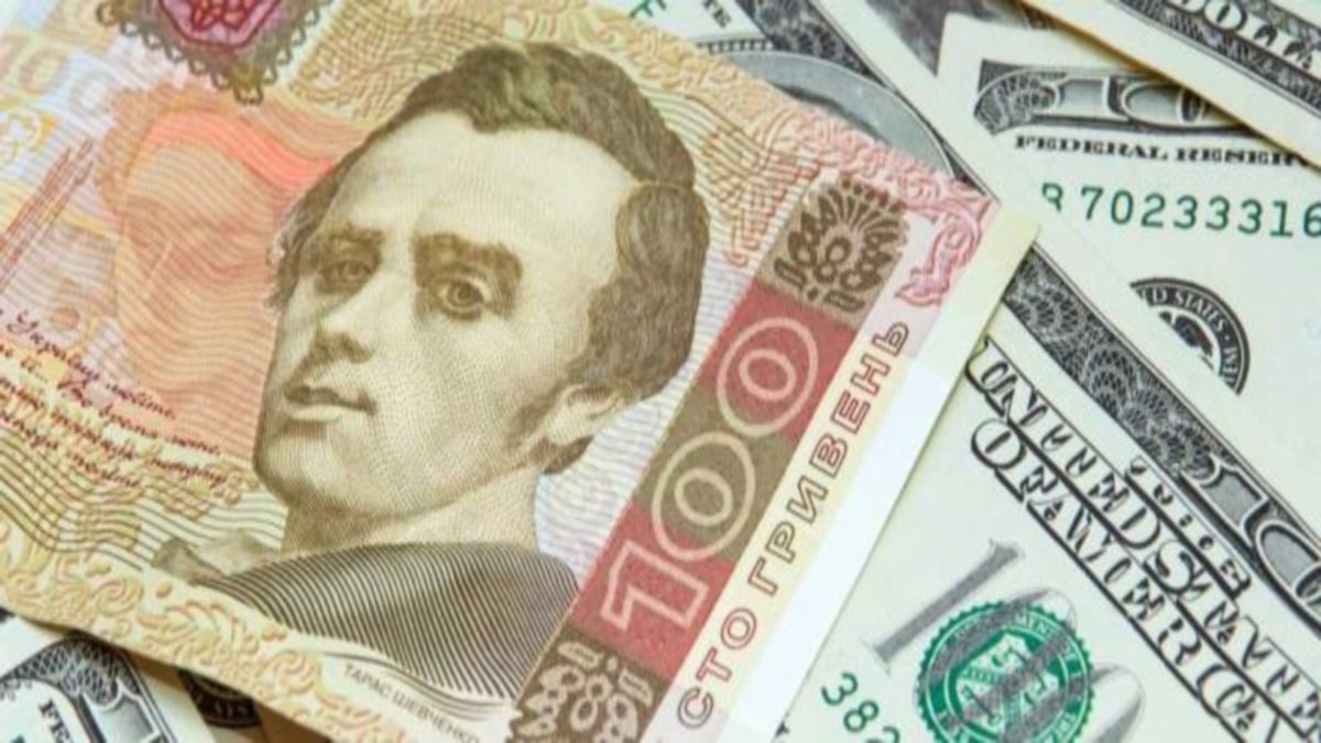 Нацбанк немного понизил гривну: курс валют на 24 октября
