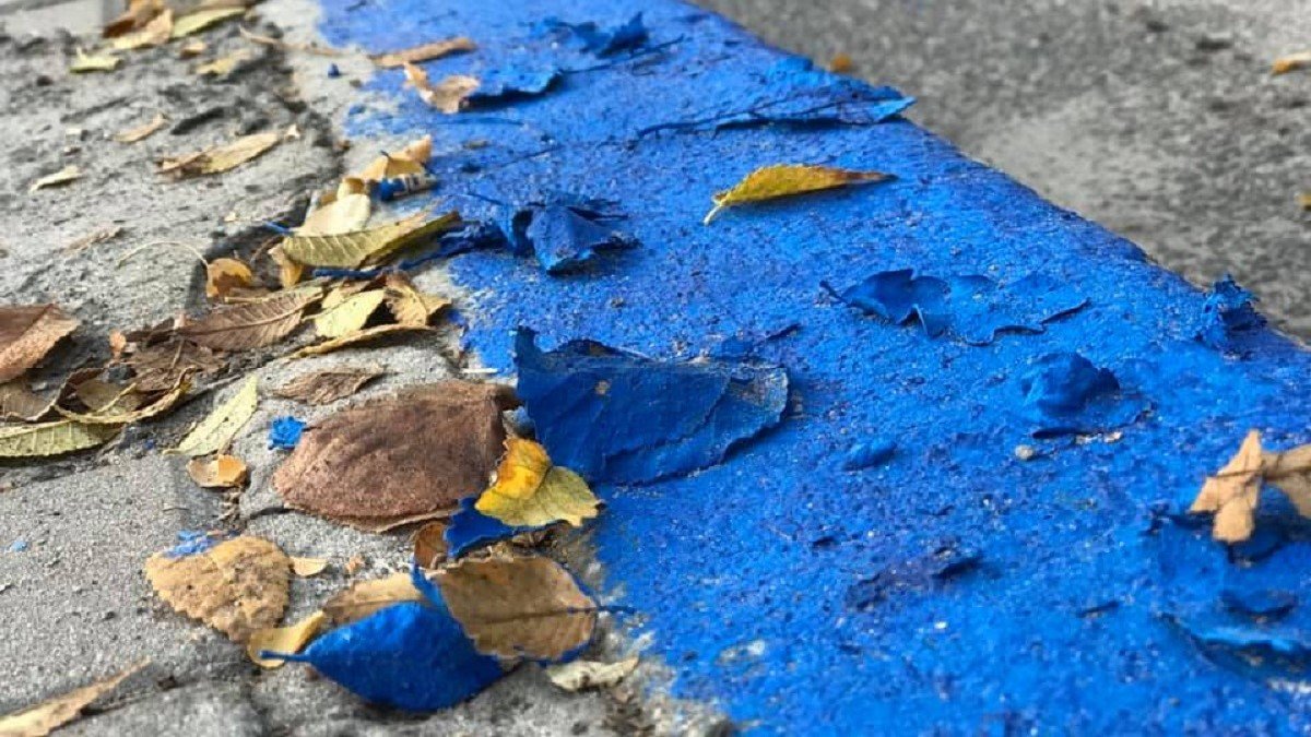 Дела на миллионы: кто и зачем расчерчивает убитые дороги Днепра в синий цвет