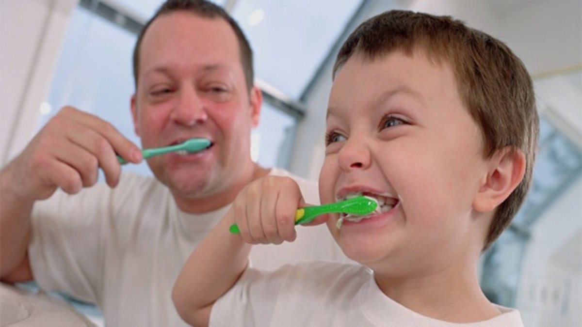 В Днепре врач рассказал, как взрослым и детям правильно следить за зубами