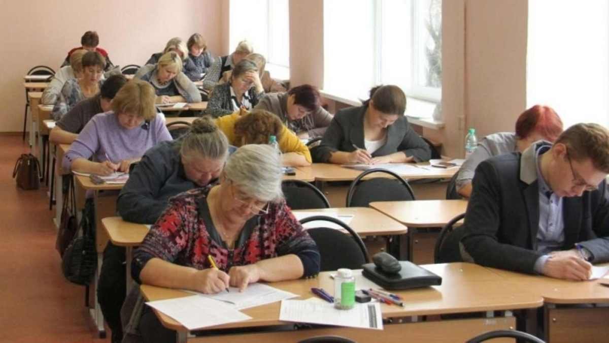 Учителей в Украине хотят обязать сдавать ВНО, чтобы получать надбавку