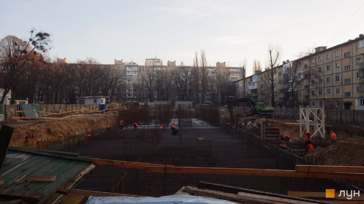 Киевские власти выделят еще 233 миллиона на запрещенную стройку