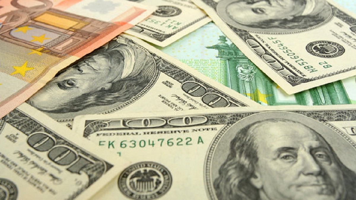 Нацбанк держит доллар и евро: курс валют на 3 января