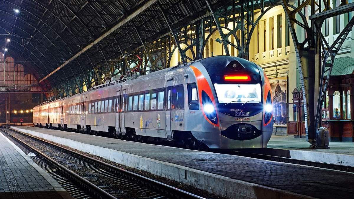 Глава Укрзалізниці рассказал о новых вагонах, маршрутах и wi-fi в поездах