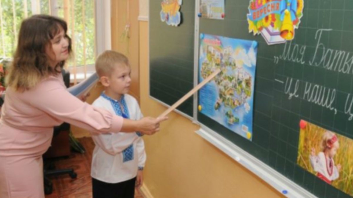 Новые законопроекты Кабмина: учителям в Украине снизят зарплаты, а чиновникам повысят