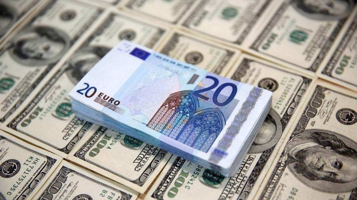 Доллар и евро сильно упали: курс валют на 7 февраля
