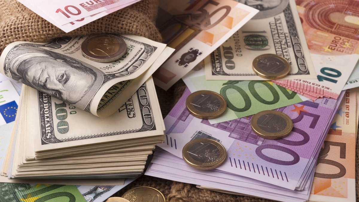 Доллар и евро сдают позиции: курс валют на 6 апреля