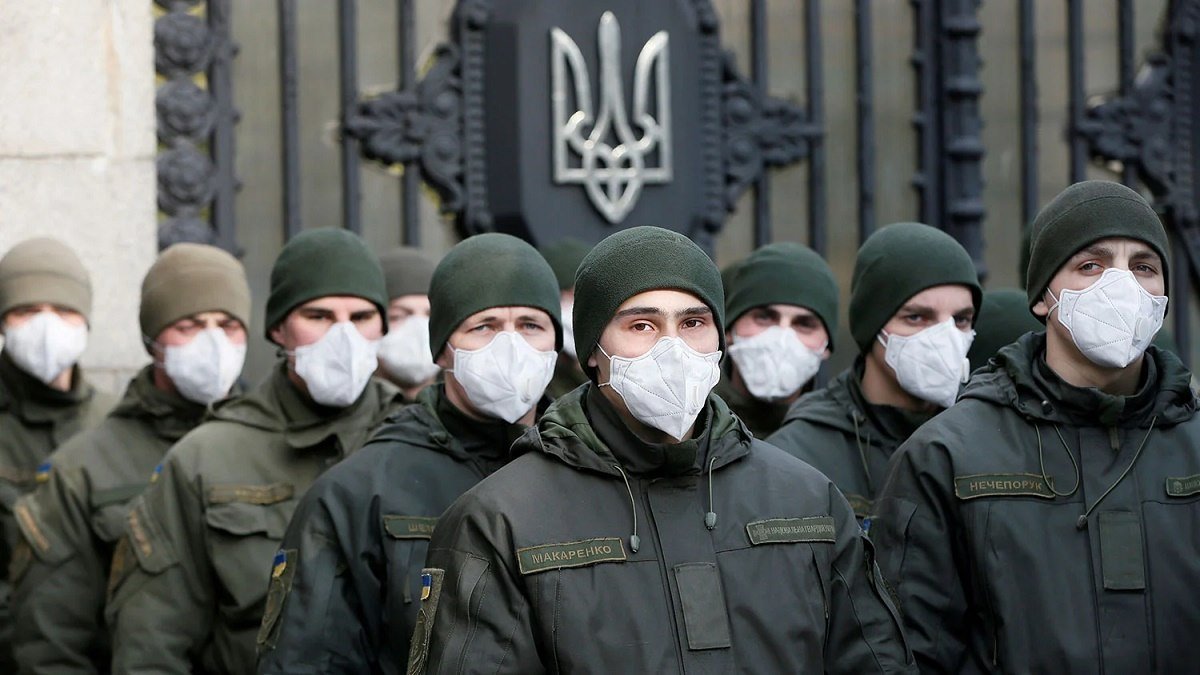 В течении трех месяцев в Украине введут чрезвычайное положение: результаты опроса Деминициативы