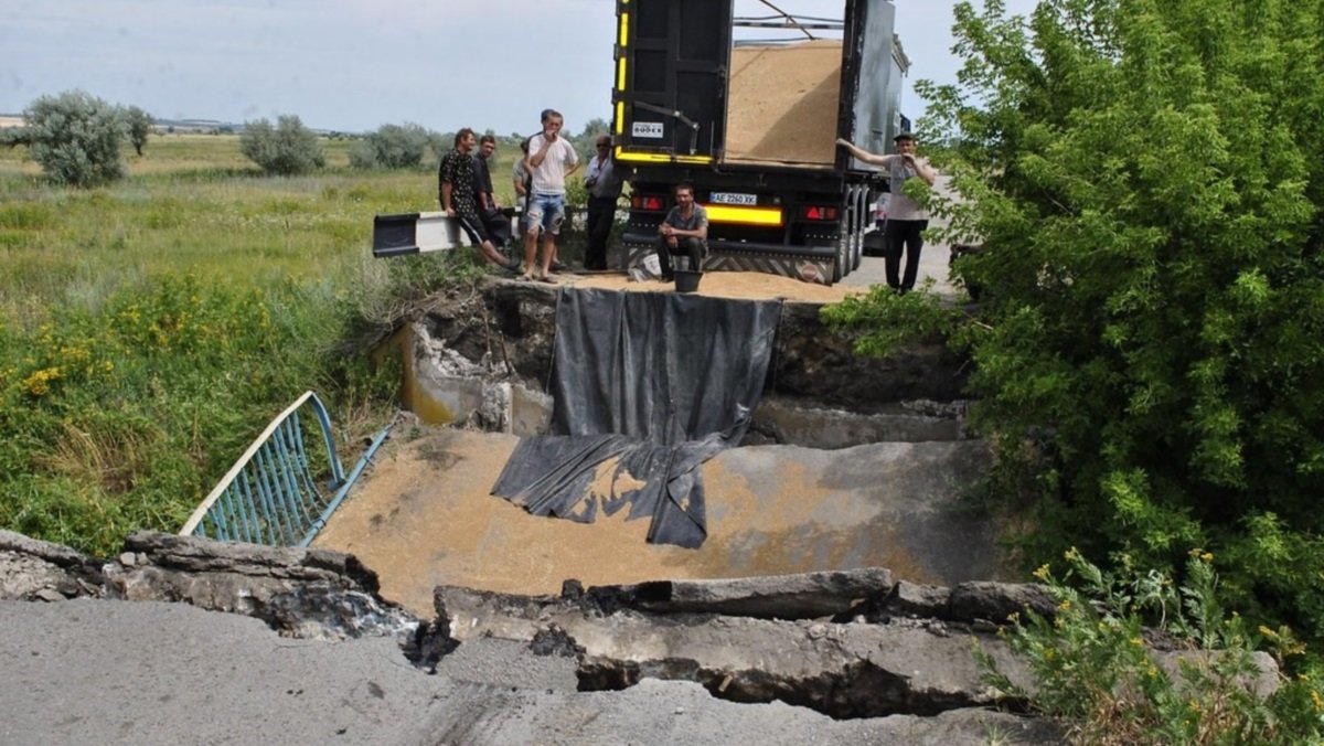 Кому ДнепрОГА Бондаренко доверила ремонт упавшего моста на Днепропетровщине