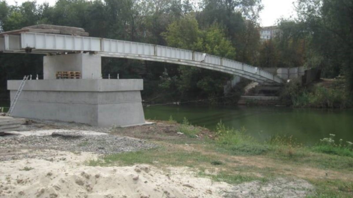 Мэрия Вилкула второй год достраивает мост на 65 метров: подрядчика подозревают в растрате