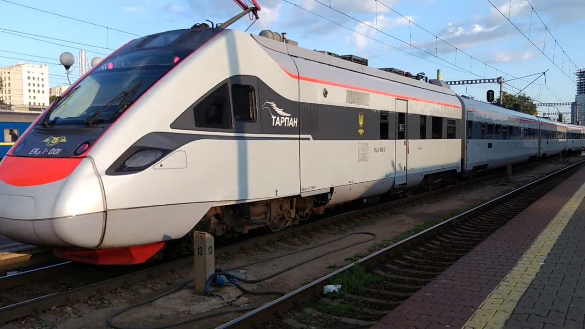 Укрзалізниця с 1 июня запустит поезда без плацкартных вагонов, еды и напитков