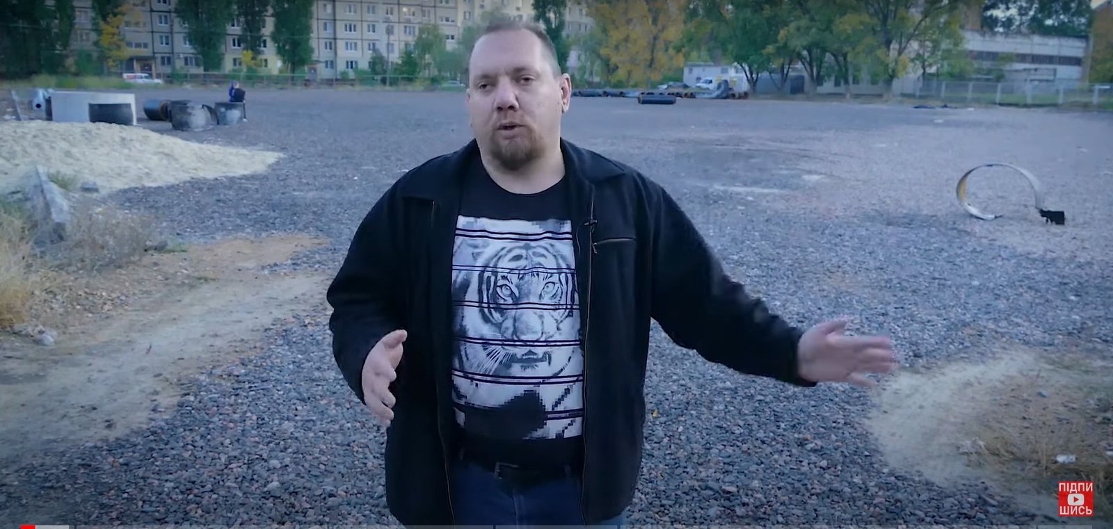 Як зараз проходить "ремонт" спортмайданчика. Скрін з відео "ГромКонтролю" Як зараз проходить "ремонт" спортмайданчика. Скрін з відео "ГромКонтролю"