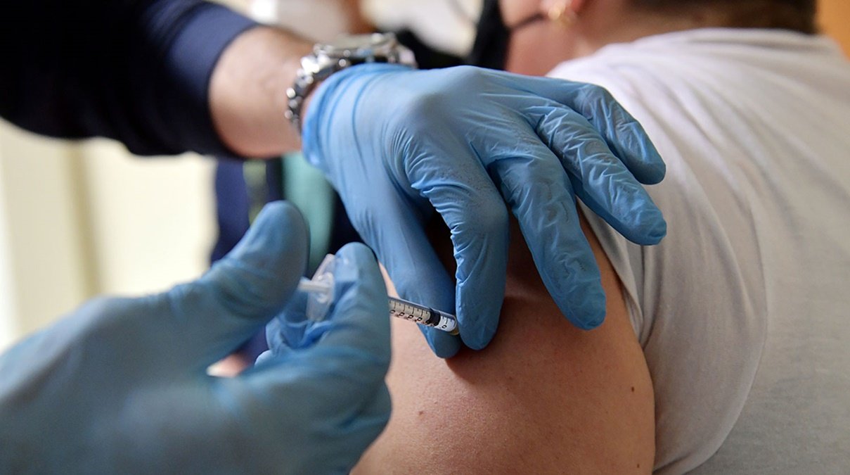 Какие страны не получится посетить, если человек привит вакциной CoronaVac