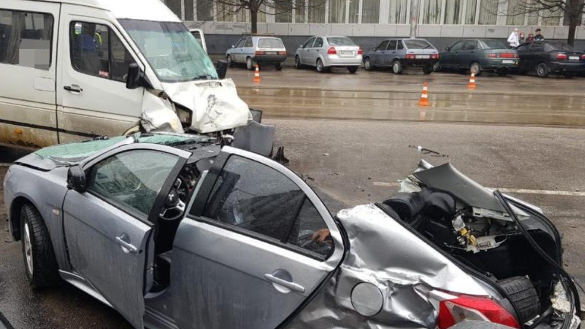 В Запорожье легковушка столкнулась с маршруткой: один человек погиб и четверо получили травмы