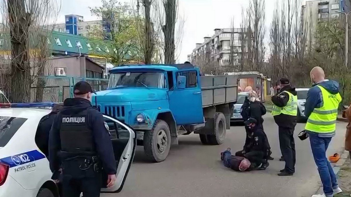 "Это Путин виноват": в Киеве пьяный мужчина угнал грузовик и катался на нем по городу