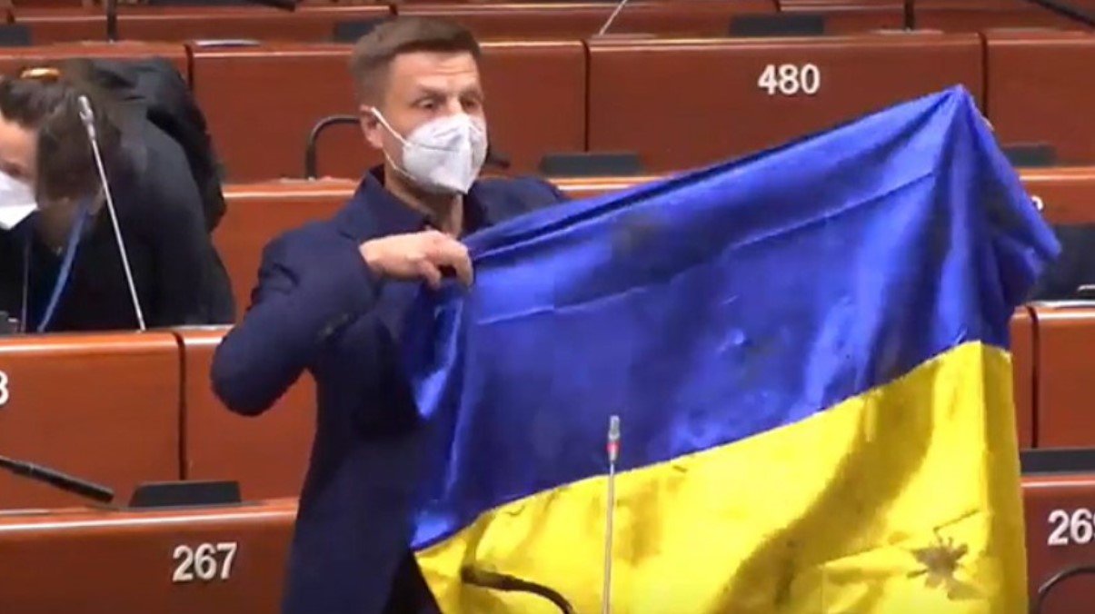 Гончаренко спровоцировал в ПАСЕ скандал флагом Украины: в «Слуге народа» заступились