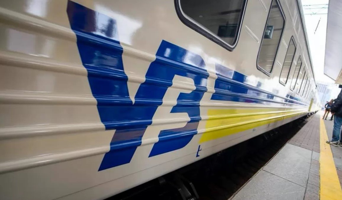 Новый скандал в «Укрзалізниці»: сломанную лампу в поезде приклеили к потолку медицинским пластырем