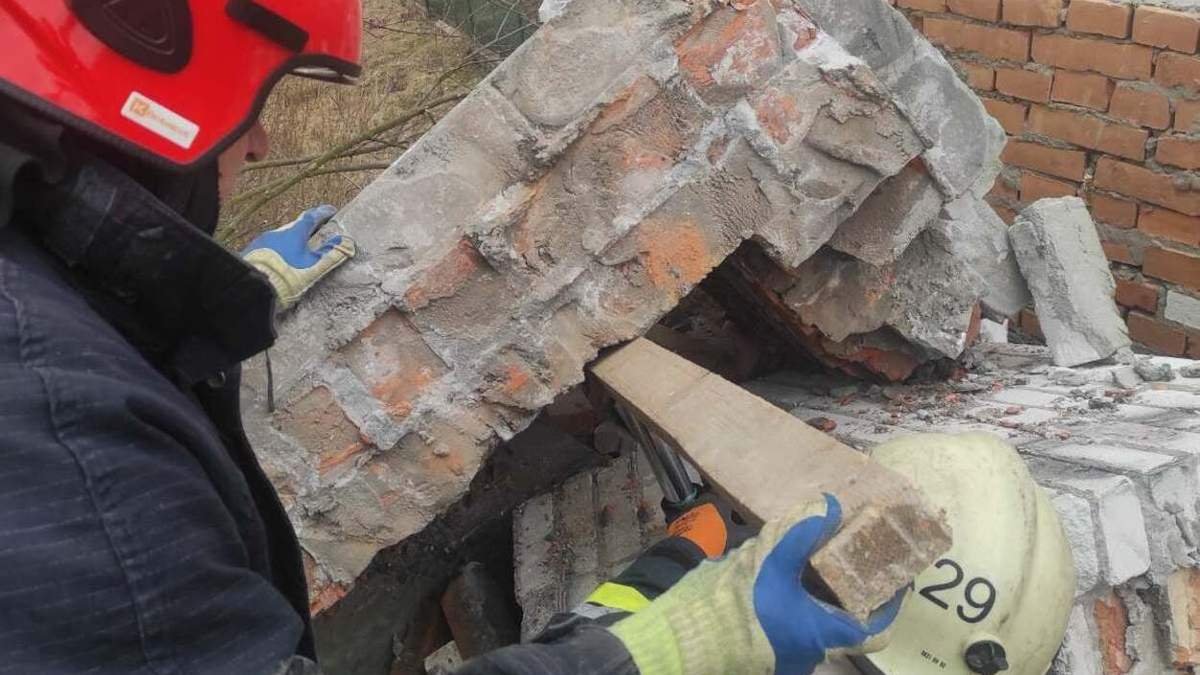 В Полтавской области на 15-летнего парня упала кирпичная стена