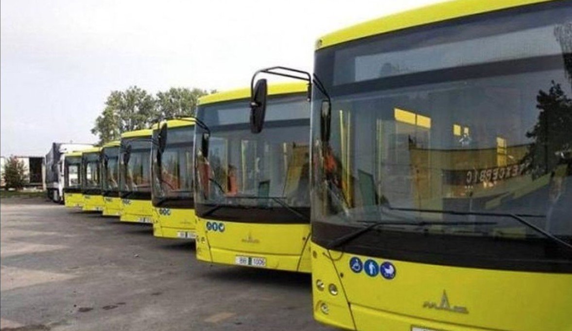 Україна ввела 35% мито на автобуси і вантажівки з Білорусі: Садовий зрадів