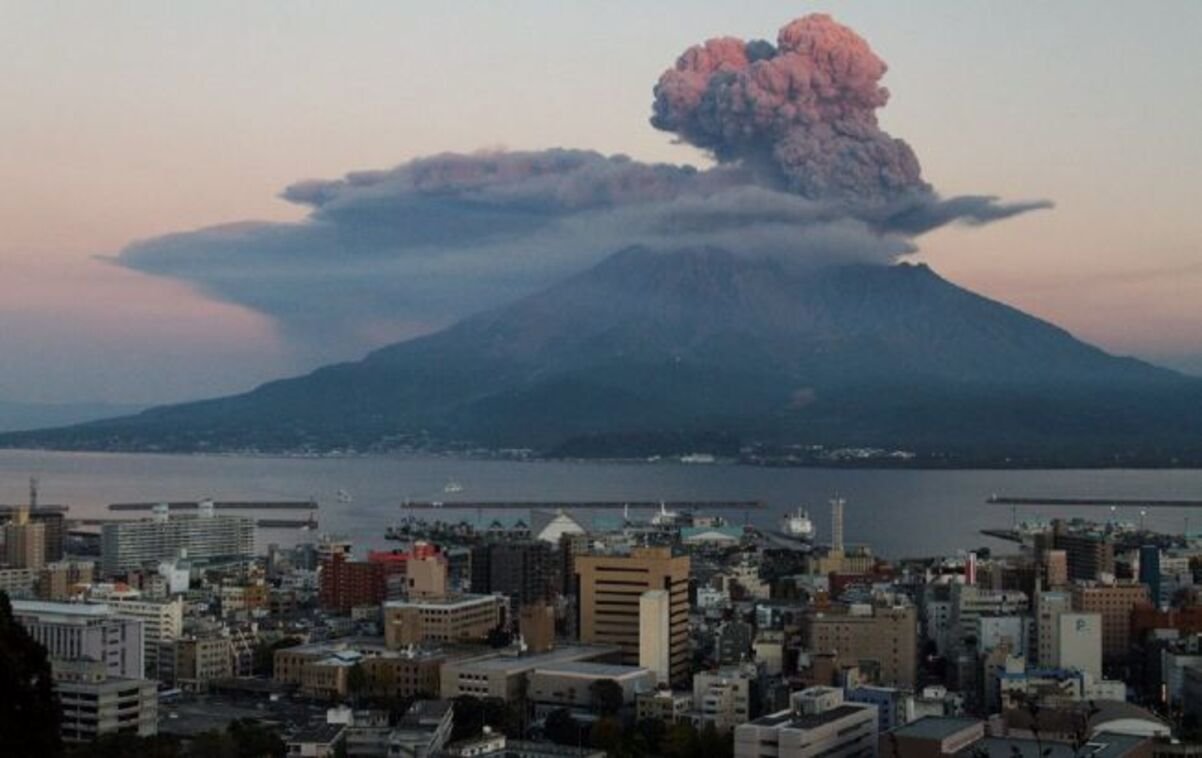 На японском острове Кюсю активизировался опасный вулкан