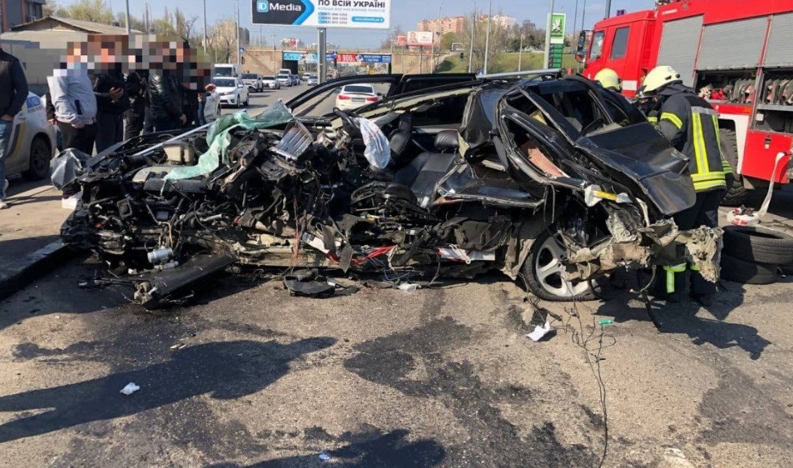 В Одесі авто розірвало на шматки після зіткнення з рекламним щитом