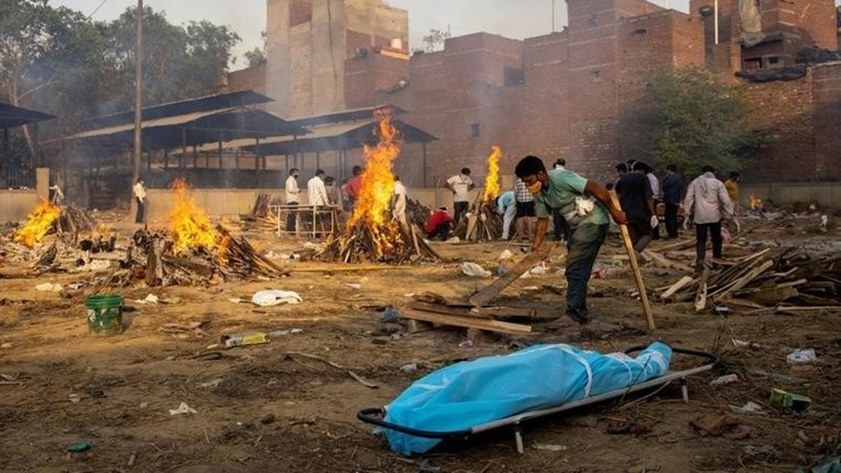В Індії померлих від коронавірусу спалюють на вулицях
