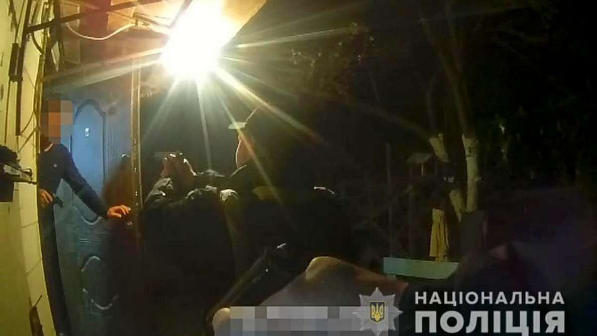 У Житомирській області чоловік облив себе та будинок бензином, погрожував все підпалити і вистрілив у поліцейського