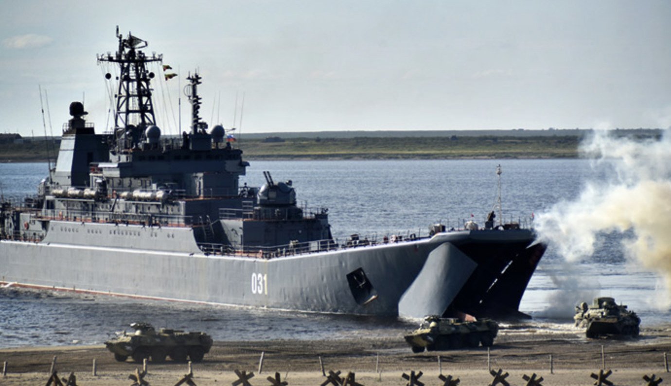 РФ залишила два великі десантні кораблі в Чорному морі після навчань