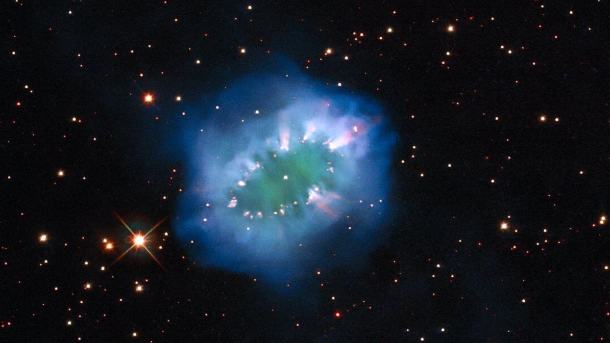 Телескоп Hubble сфотографував приголомшливо красиву туманність