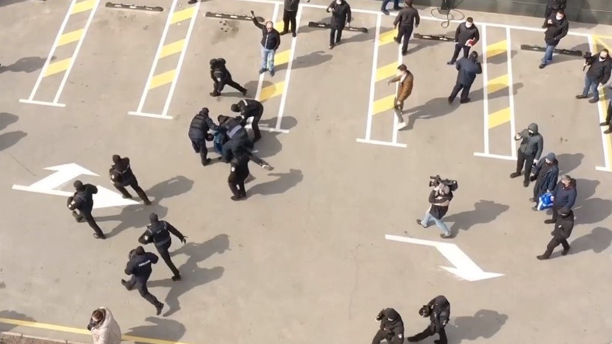В Киеве во время демонтажа МАФов произошли стычки с полицией: задержали 14 человек