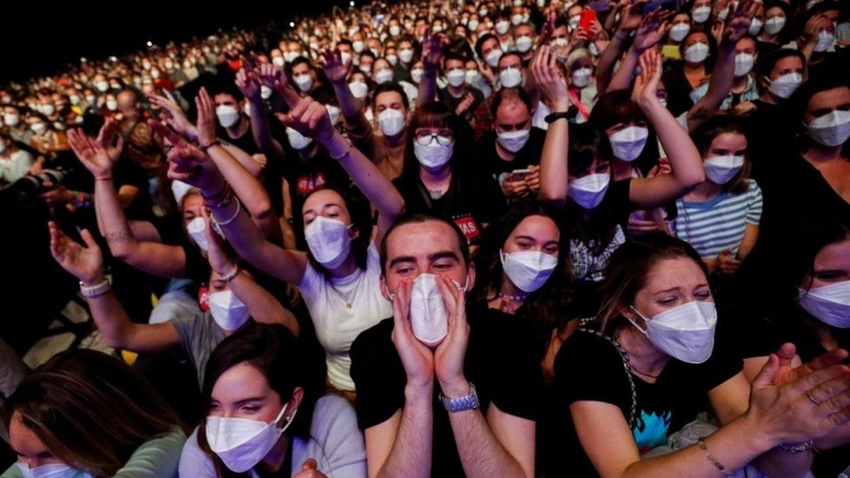 Коронавирусный эксперимент: в Испании провели рок-концерт чтобы проверить, сколько людей заболеет COVID-19