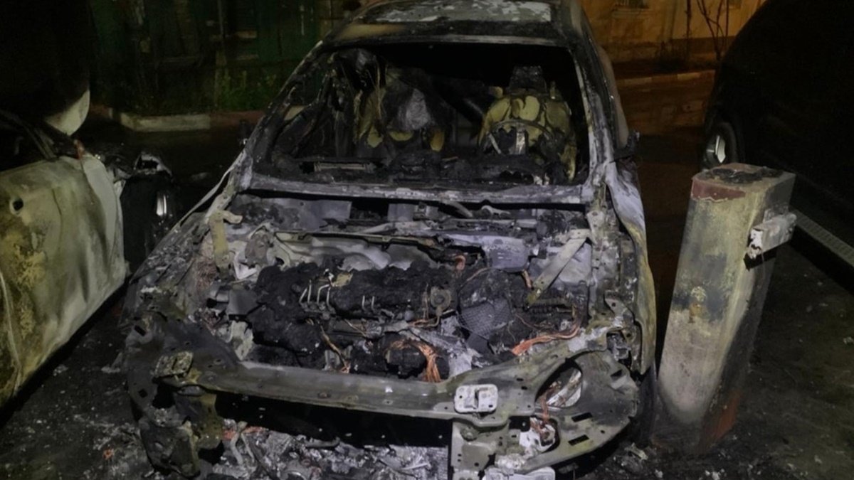В Одесі згоріли три автомобілі: палію загрожує до 10 років