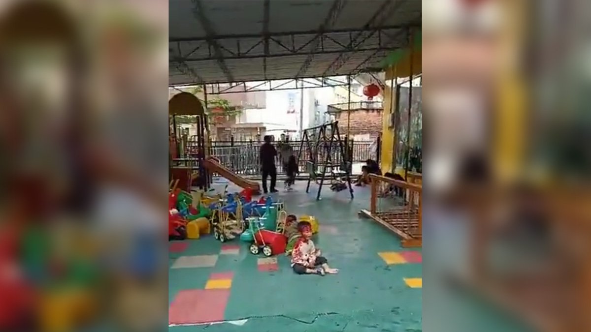В Китае мужчина с ножом ворвался на территорию детского сада: ранены 16 детей