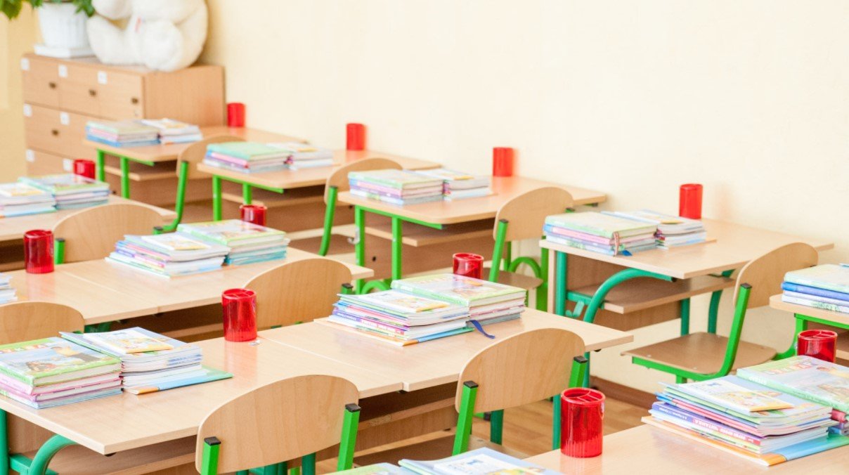 Во Франции отменят карантинные ограничения в начальных школах
