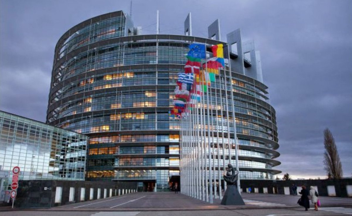 Європарламент підтримав резолюцію про відключення Росії від SWIFT в разі вторгнення в Україну