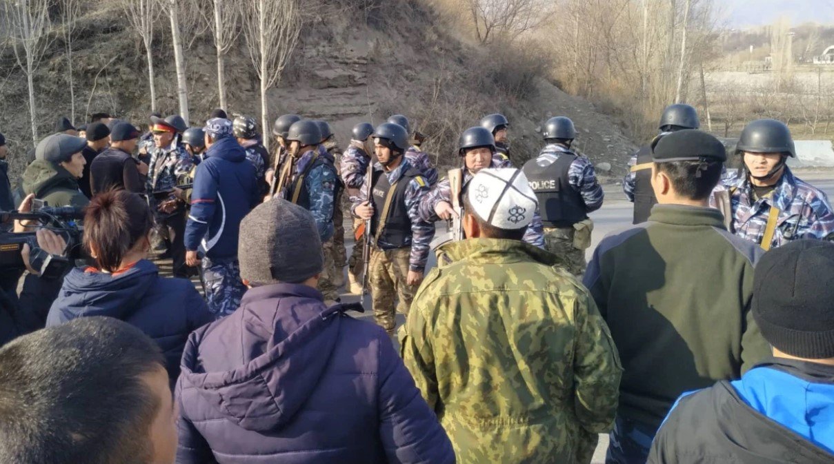 Киргизия и Таджикистан договорились о прекращении огня и отводе войск