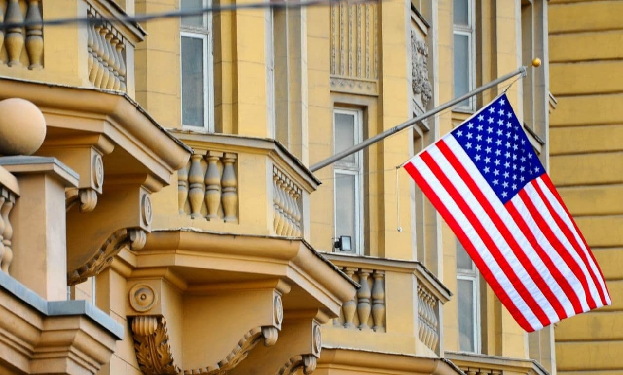 Посольство США в России призывает своих граждан, у которых заканчивается виза, покинуть страну