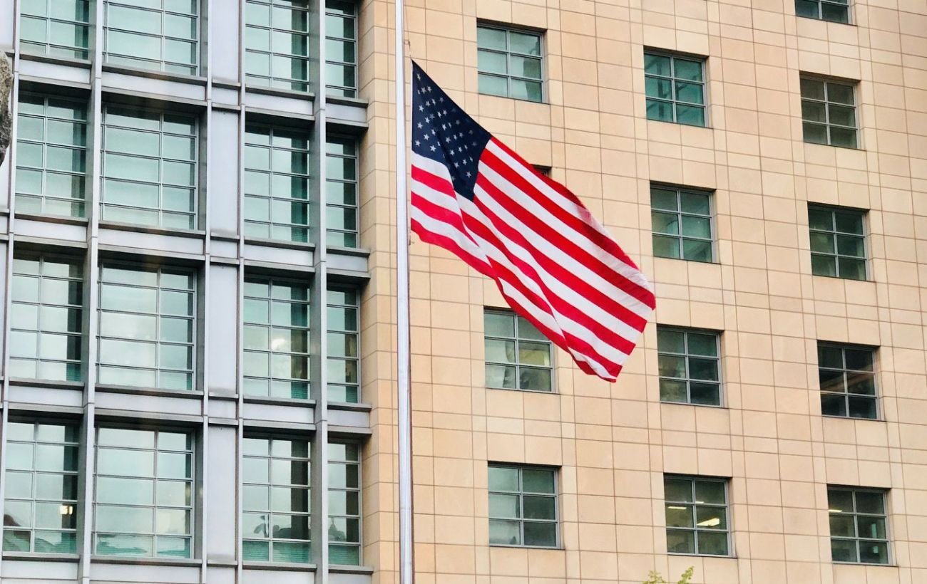 В посольстве США в России сокращают штат на 75 %