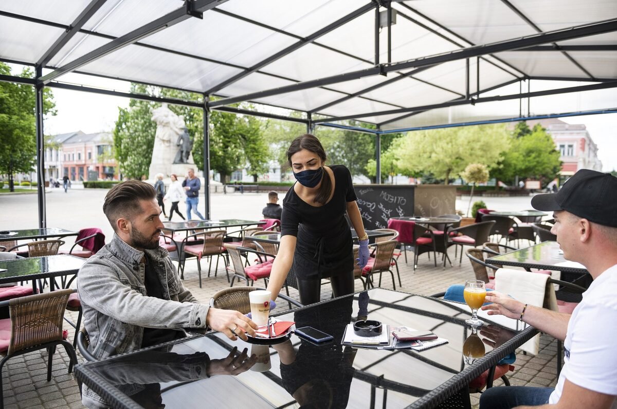 В Венгрии люди с «иммунной картой» смогут вести обычный образ жизни и посещать закрытые спа и рестораны