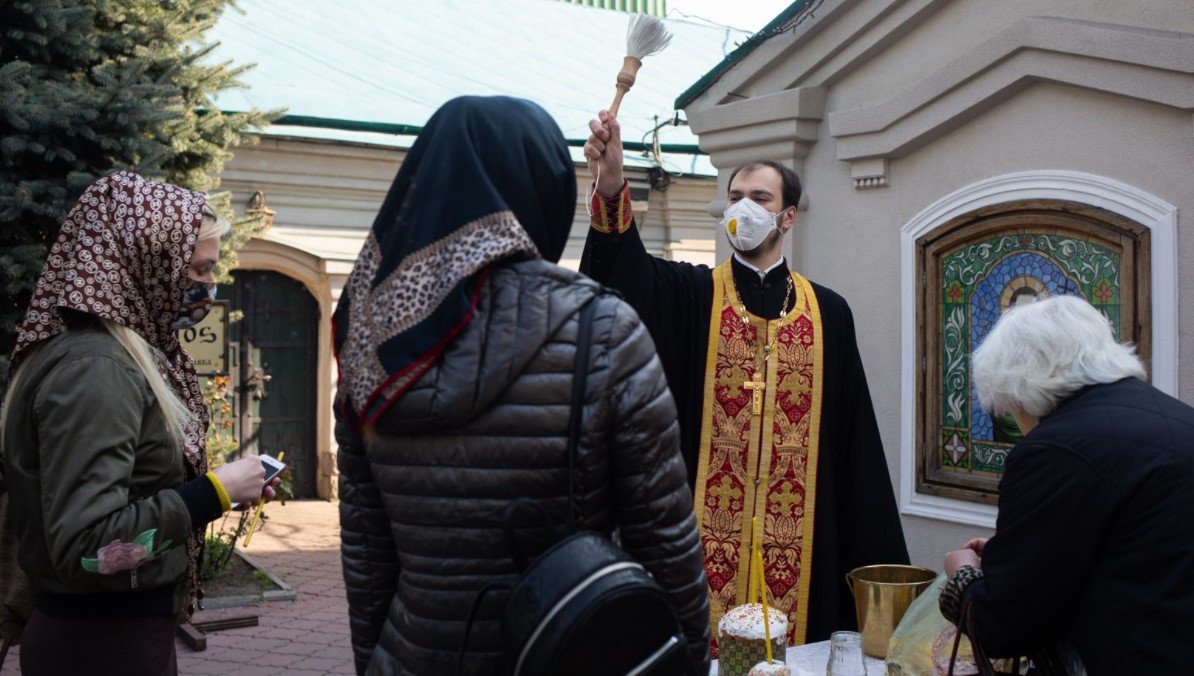 Степанов призвал украинцев не отпускать пожилых родственников в церковь на Пасху