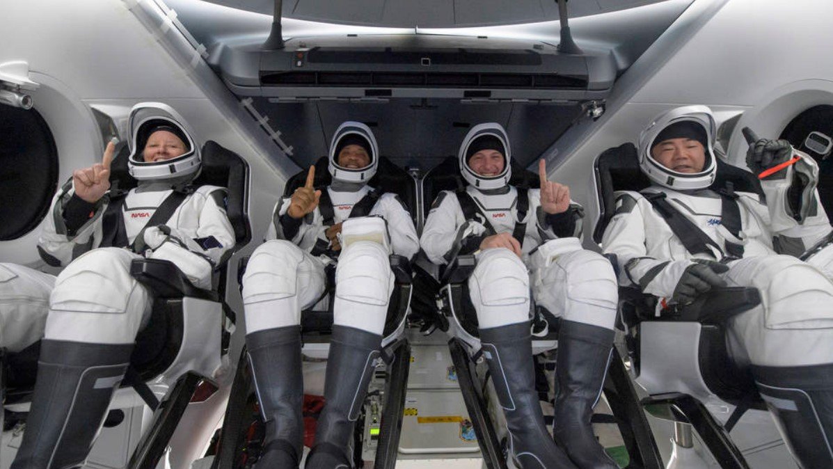 Астронавти першої регулярної місії SpaceX успішно повернулися на Землю з МКС
