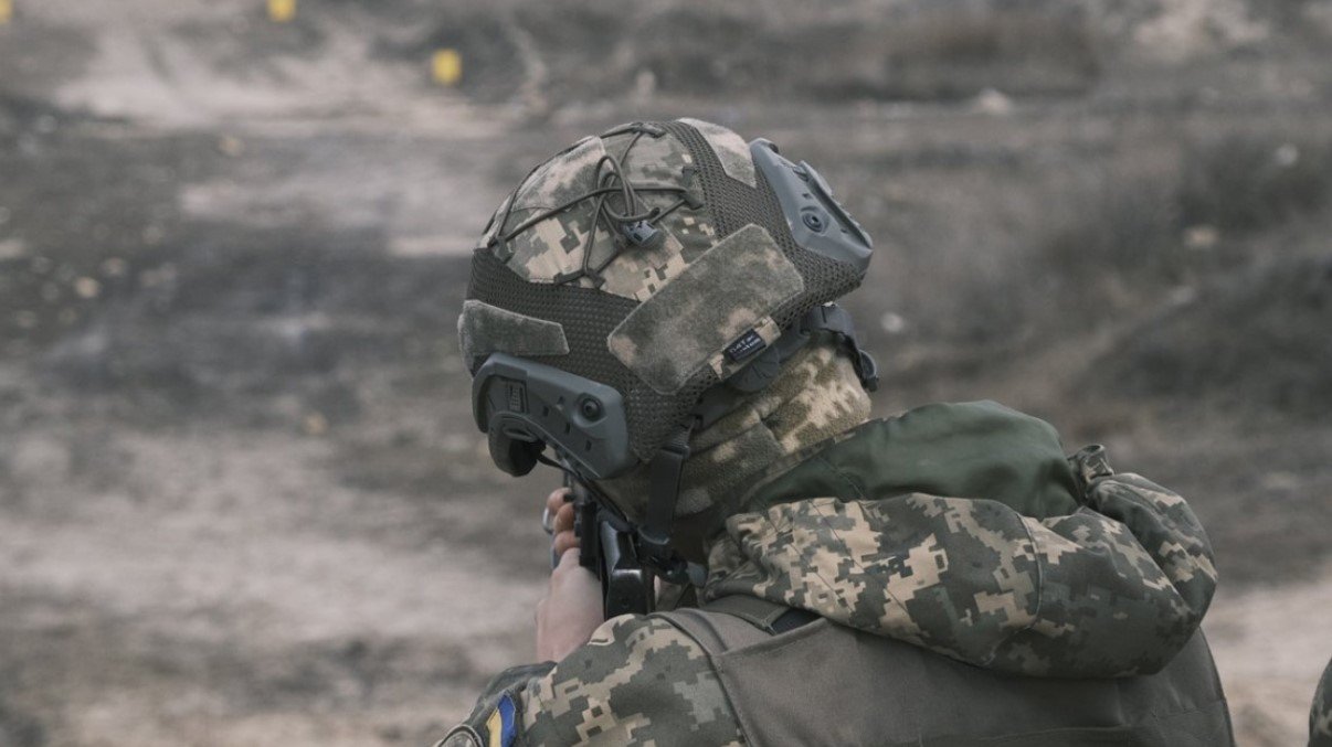 На Донбассе из-за обстрелов боевиков ранен военный