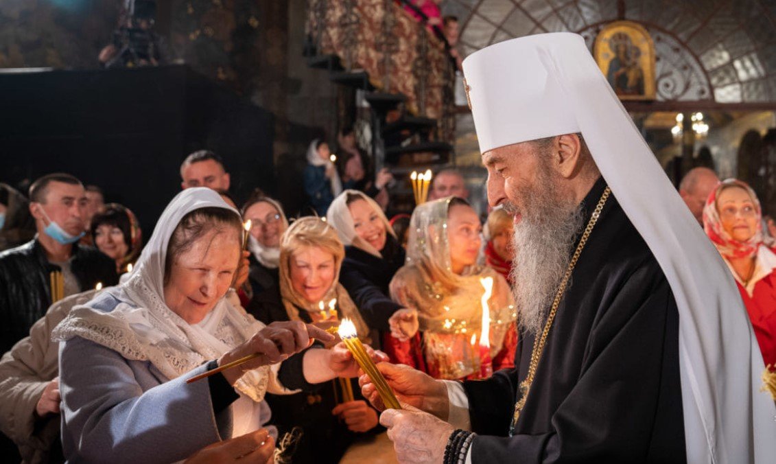 Забиті церкви і ніяких масок: як у Києві відбулися пасхальні богослужіння