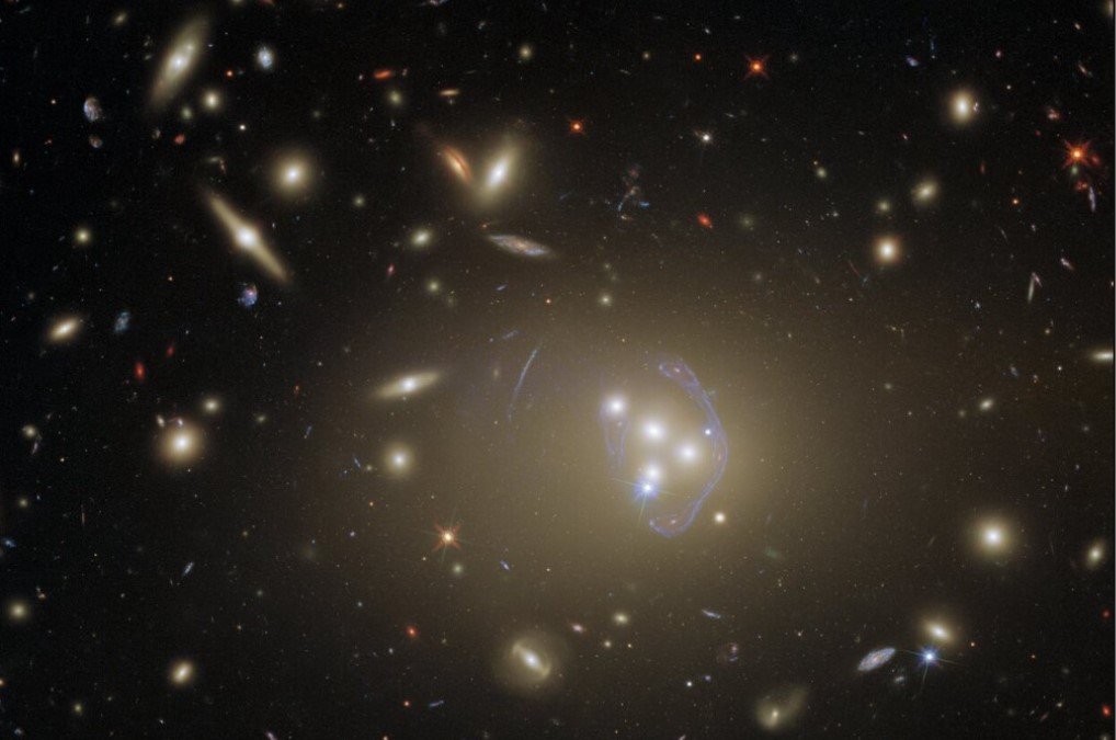 Телескоп Hubble запечатлел сотни галактик на одном фото