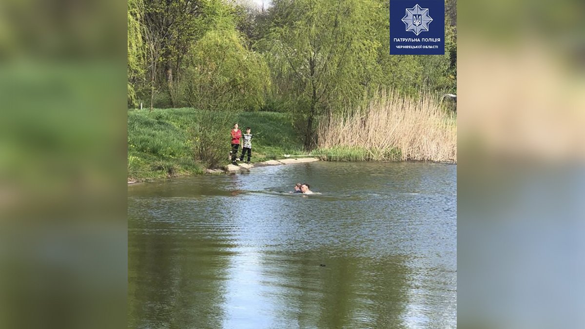 У Чернівцях 8-річний хлопчик поплив за шльопанцях і мало не потонув. Його врятував поліцейський