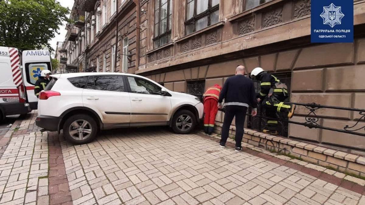 В Одесі водій Toyota збив паркувальника. Від удару він перелетів через паркан і впав до підвалу - довелося викликати рятувальників
