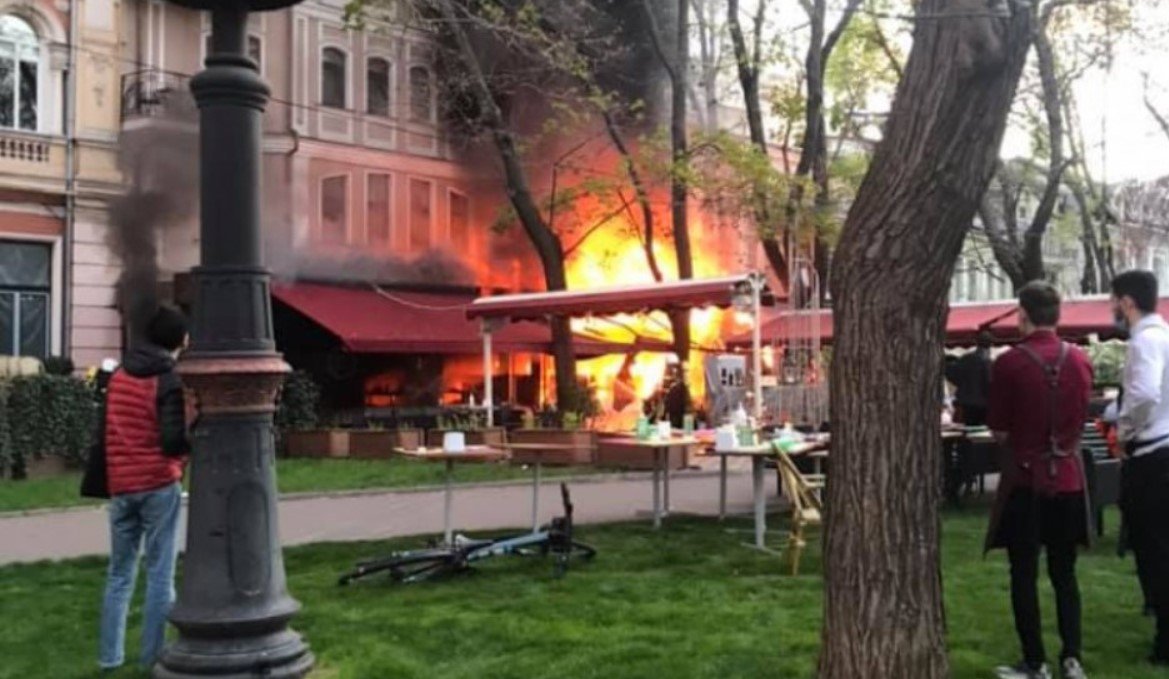 В центре Одессы вспыхнуло здание популярного ресторана и отеля