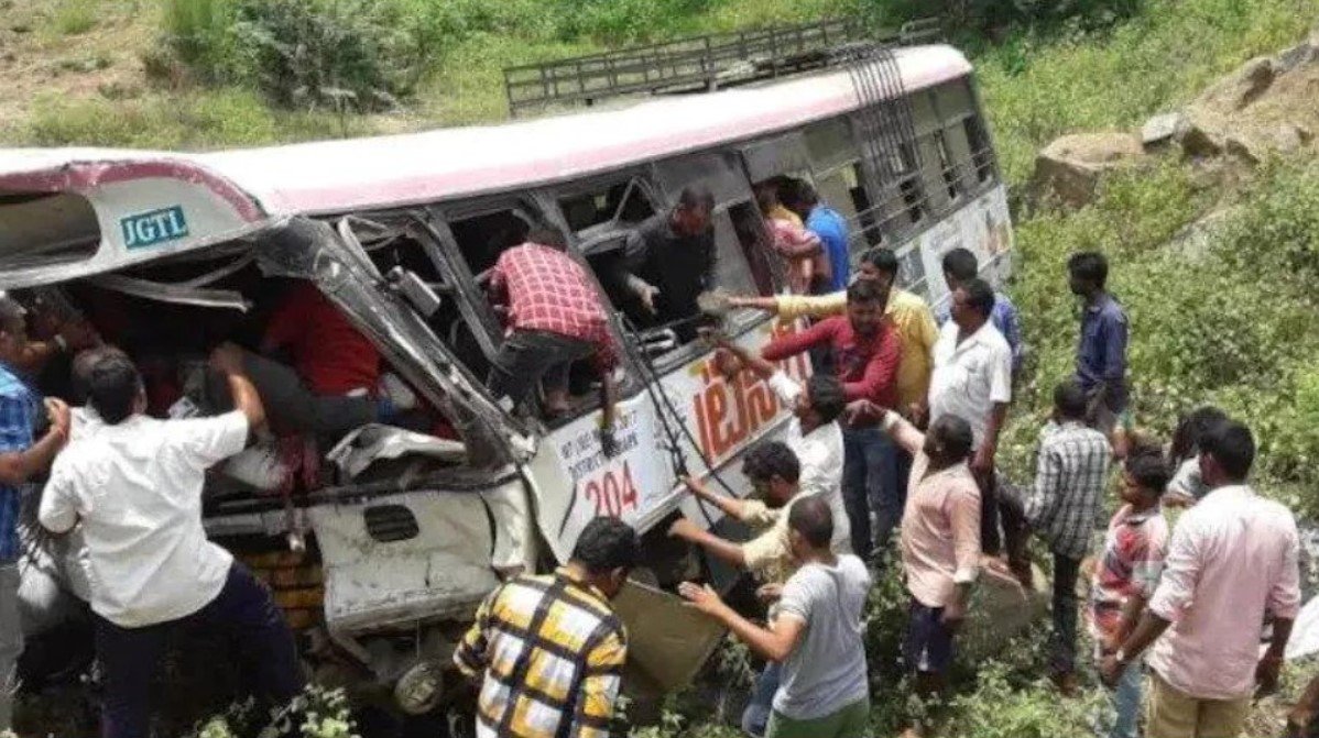 В Пакистане набитый пассажирами автобус слетел в овраг