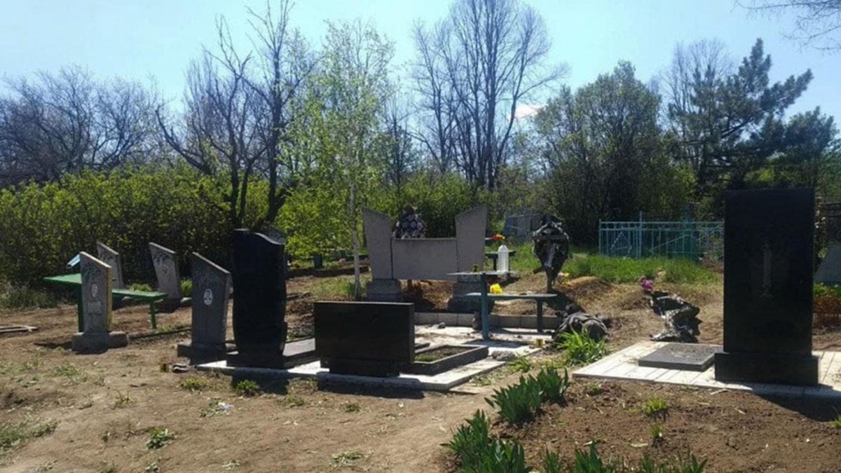У Донецькій області чоловік підірвався під час прибирання на могилі: нові подробиці
